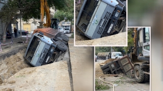 Bakıda "Azərsu"nun “Kamaz”ı qurumun qazdığı quyuya düşüb - FOTO - VİDEO 