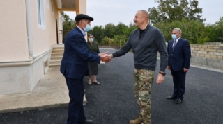 İlham Əliyev Tərtərdə düşmən raketi düşmüş evin yerində inşa edilən evlə tanış oldu