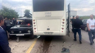 Səfərbərlik Xidmətinin avtobusu QƏZA TÖRƏTDİ - Hadisə yerindən FOTOLAR