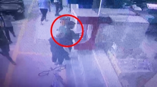 Kartdan pul çıxarmaq üçün ondan kömək istəyən təqaüdçüləri soydu - VİDEO 