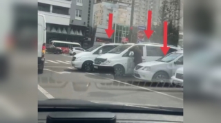 В Баку водители нарушают правила парковки и затрудняют движение на дороге - ВИДЕО 