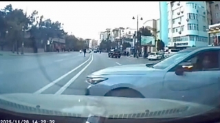 Bakıda icarəyə götürdüyü maşınla  kobud qayda pozan sürücü qəza törətdi  - ANBAAN VİDEO