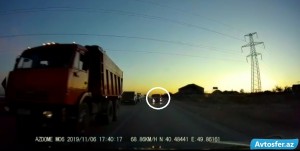 Ötmə edən sürücünün  təhlükə saçan görüntüsü - VİDEO