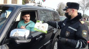 Zaqatalada yol polisi sürücülərə spirt, maska və əlcək paylayıb - FOTO