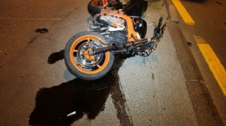 Bakıda motosiklet avtomobillə toqquşub, xəsarət alanlar var 