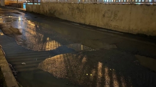 “Nəsimi”  metrostansiyasının çıxışındakı yolu su BASDI – VİDEO 