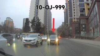 Əks istiqamətə çıxıb yolu kəsən sürücü 150 manatlıq qayda pozdu - 10-OJ-999 - VİDEO