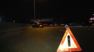 На трассе Евлах  - Барда автомобиль врезался в дерево: есть пострадавшие