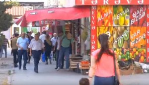 Metroların çıxışı bazara çevrilib - Hərəkəti mane olurlar - VİDEO