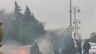 Bakıda avtomobil yanır - VİDEO 