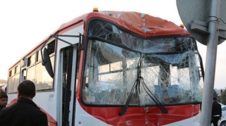 В Баку автобус столкнулся с автомобилем, есть пострадавший