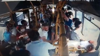 Marşrut avtobusunda “ödəniş” davası;  sərnişin şüşələri sındırdı - VİDEO 