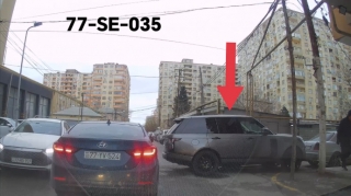 Maşını yolun ortasında park edən sürücü hərəkətə çətinlik yaratdı - VİDEO