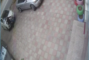 Bakıda yeni fırıldaqçı peyda olub: Özünü maşınların altına atır - VİDEO