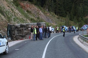 Deputatları aparan avtobus qəzaya uğradı – 26 yaralı