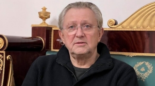 Nüfuzlu iş adamı təyyarədə DÖYÜLDÜ   - FOTO