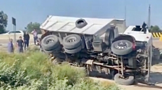 Sükan arxasında yuxulayan sürücü “KamAZ”ı aşırdı   - VİDEO