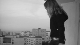 Yeni Yasamalda gənc qız binadan yıxılıb