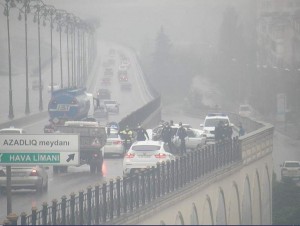 Bakıda körpüdə zəncirvarı qəza tıxac yaratdı