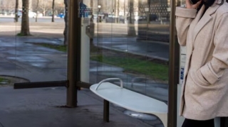 Dayanacaqda çantadan 6 minə yaxın pul götürdü - Səhəri televiziyaya üz tutdu 