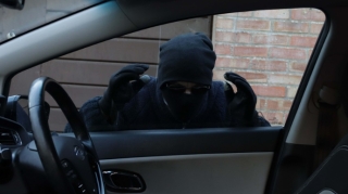 Bakıda avtomobildən 16 min manat və 2 min dollar pul oğurlanıb 