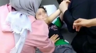 Evdə lampanı qıran uşaq anasının qorxusundan özünü eyvandan küçəyə atdı 