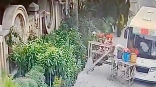 Bakı–Sumqayıt yolunda avtobus güllə dolu piştaxtaya çırpıldı   - VİDEO