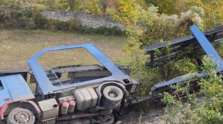 Şəkidə “TIR” dərəyə aşıb  - FOTO