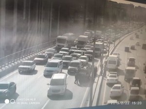 Bakıda körpüdə avtomobil aşıb