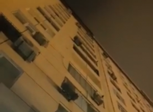 Bakıda binadan nəcis dolu torba atdılar: Maşın yararsız hala düşdü – VİDEO