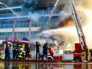 Ticarət mərkəzindəki yanğına görə Qara Qarayev prospektində tıxac yarandı