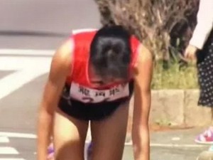 Ayağı qırılan qız iməkləyərək marafonu başa vurdu – VİDEO