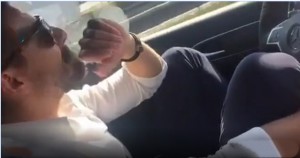 Sükan arxasında ayaqları göydə olan sürücü - VİDEO