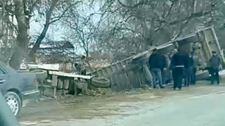 Qubada qumla dolu yük maşını yol kənarına aşdı   - VİDEO