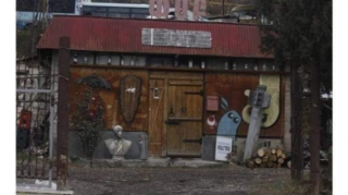 Ağdamda oğurlanmış məscid qapısı Xankəndidə  “Bardağ Pub”dan tapıldı  - FOTO