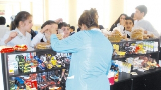 Məktəb bufetlərində şagirdlərə zərərli qidalar təklif edilir - Qida mütəxəssisi AÇIQLADI 