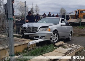 Ağstafada avtomobil transformatora çırpıldı, onlarla ev işıqsız qaldı