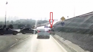 Manevri düzgün etməyən "Prius" sürücüsü yolun kənarına düşdü  - VİDEO