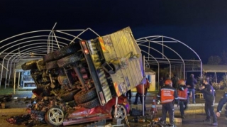 TIR iki maşının üstünə aşdı: 2 ölü, 3 yaralı - DƏHŞƏTLİ QƏZA   - VİDEO