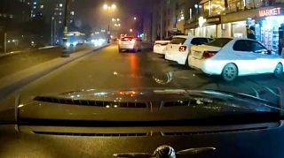 Nişanı heçə sayan sürücülər kameradan gizlənmək üçün  zolağı zəbt etdi  - VİDEO