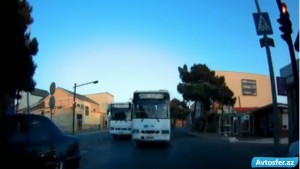 Qanunu saymayan avtobus sürücüsü:  qırmızıda keçib "protiv" sürür - VİDEO