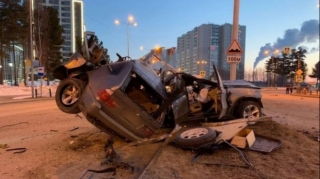 “BMW” dirəyə çırpılıb iki bölündü, sürücü yerindəcə öldü  - FOTO