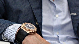 Bakıda maşından 100 minlik qol saatı oğurlandı