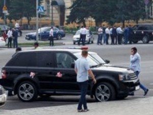 Toy kortejində "Range Rover"in lyukundan çıxıb atəş açdı - Polis hərəkətə keçdi