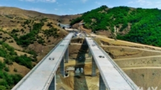 Азербайджан достраивает часть туннелей и виадуков на новой дороге из Физули в Шушу  - ВИДЕО