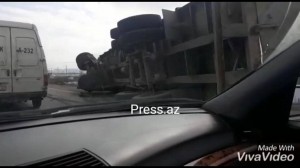 Balaxanı yolunda qəza: yük avtomobili aşdı – VİDEO