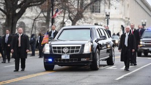 Naməlum şəxs prezidentin kortejinin qarşısını kəsməyə çalışıb - Söyüş söyüb