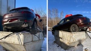 В России мужчина выбросил подаренный жене Porsche на мусорку - ФОТО