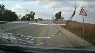 HƏMAS yaraqlıları maşınla qaçmağa çalışanları belə güllələdi - ANBAAN VİDEO 