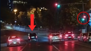 В Баку водитель Range Rover проехал на красный свет светофора - ВИДЕО 